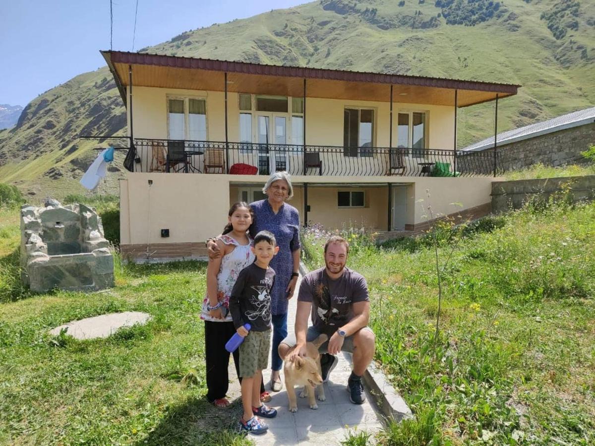 Cozy Hotel Kazbegi エクステリア 写真